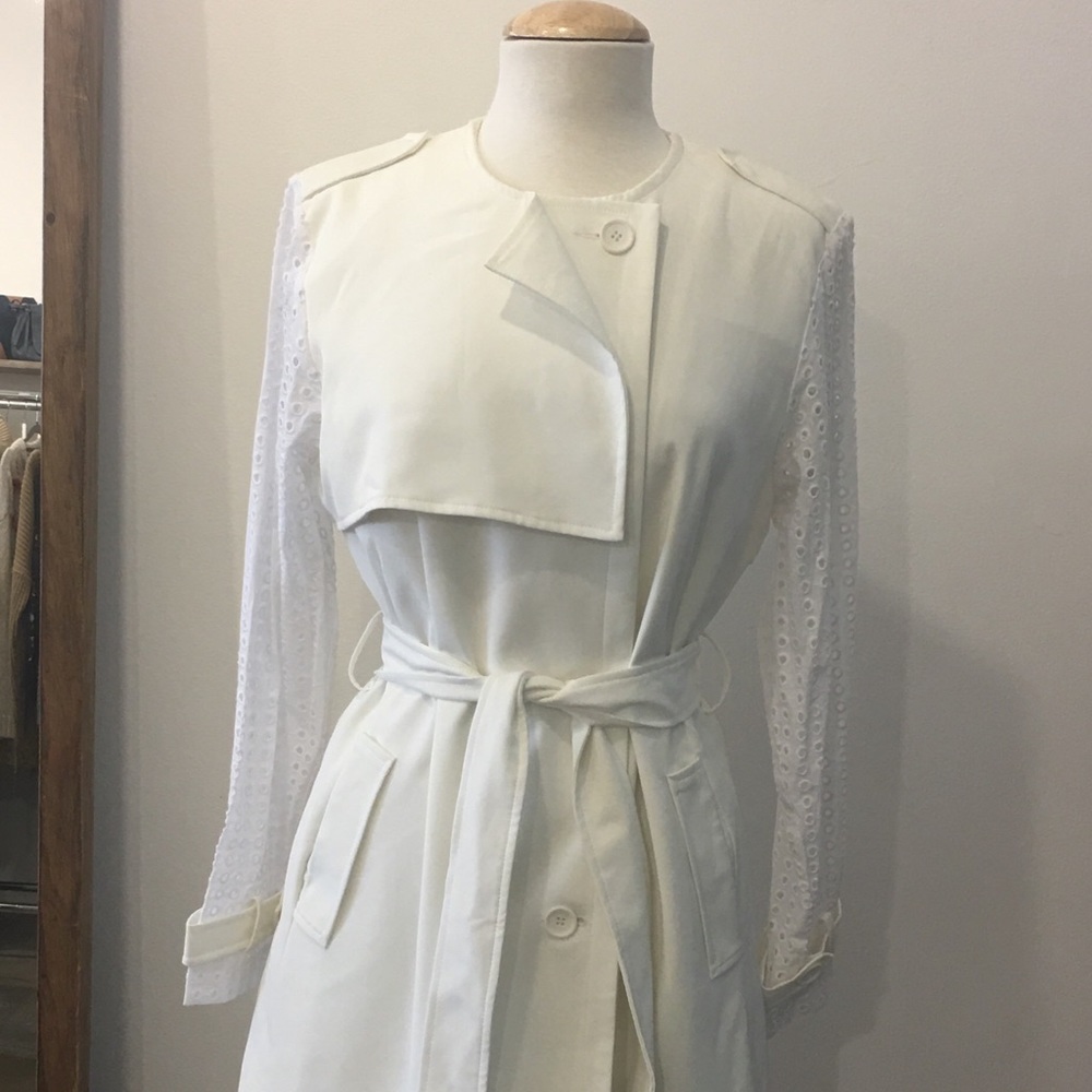 Trench coat white with eyelet arms